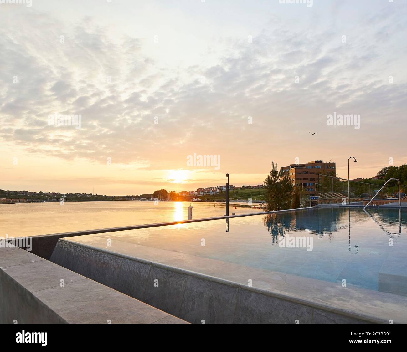 Blick vom Außenpool auf den Fluss. Hotel Alsik, Sønderborg, Dänemark. Architekt: Henning Larsen, 2019. Stockfoto