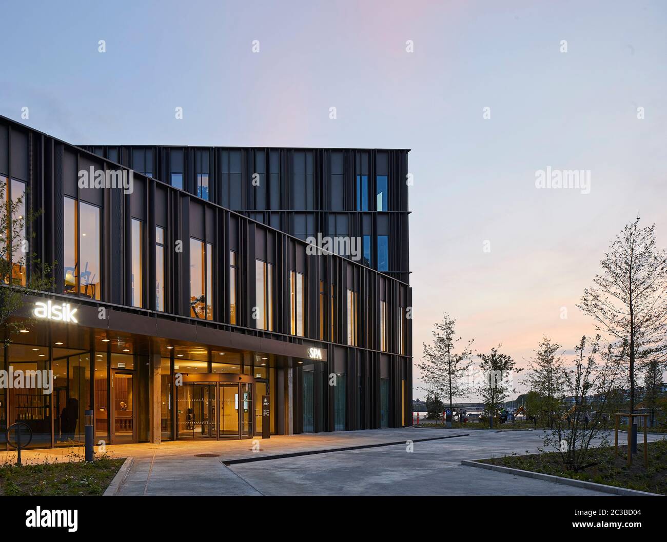 Landschaftlich gestalteter Zugang zum Alsik Spa in der Abenddämmerung. Hotel Alsik, Sønderborg, Dänemark. Architekt: Henning Larsen, 2019. Stockfoto