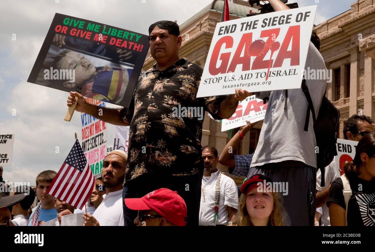 Protest against US funding of Israel - Austin Texas USA, 2. August 2014: Aktivisten nehmen an einer Kundgebung im Texas Capitol Teil und protestieren gegen Israels Belagerung des Gazastreifens und die Unterstützung und Finanzierung Israels durch die USA. ©Marjorie Kamys Cotera/Daemmrich Photography Stockfoto