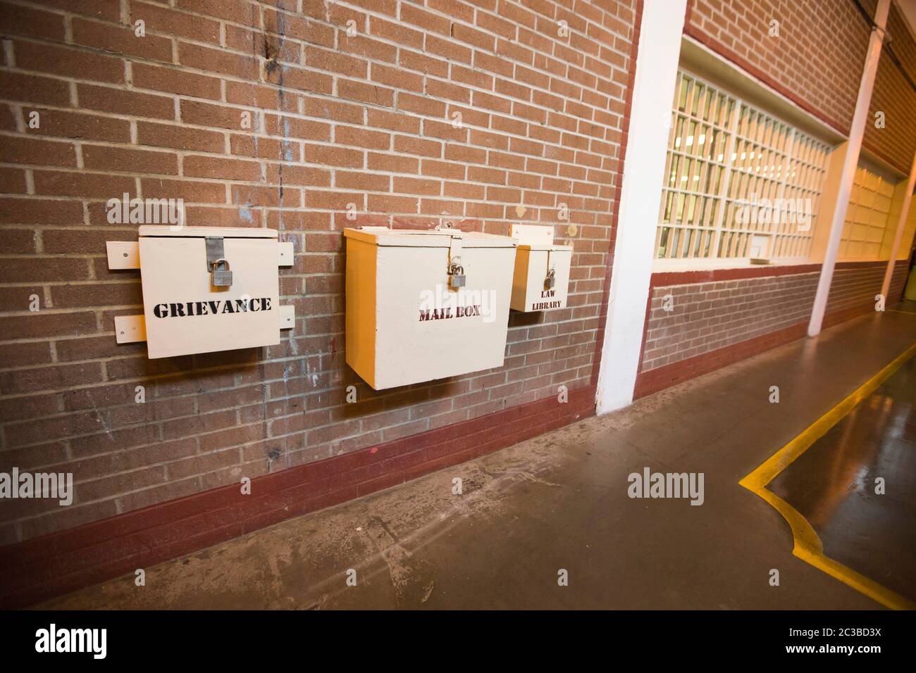 Rosharon Texas, USA, August 25 2014: Metallkisten mit Vorhängeschloss, gekennzeichnet für Post und Beschwerden, hängen in einem Flur in der Darrington Unit, einer reinen männlichen Gefängniseinrichtung des Texas Department of Criminal Justice. ©Marjorie Kamys Cotera/Daemmrich Photography Stockfoto