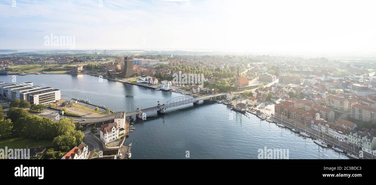 Luftaufnahme von Süd-West mit Fluss und Stadtbild. Hotel Alsik, Sønderborg, Dänemark. Architekt: Henning Larsen, 2019. Stockfoto