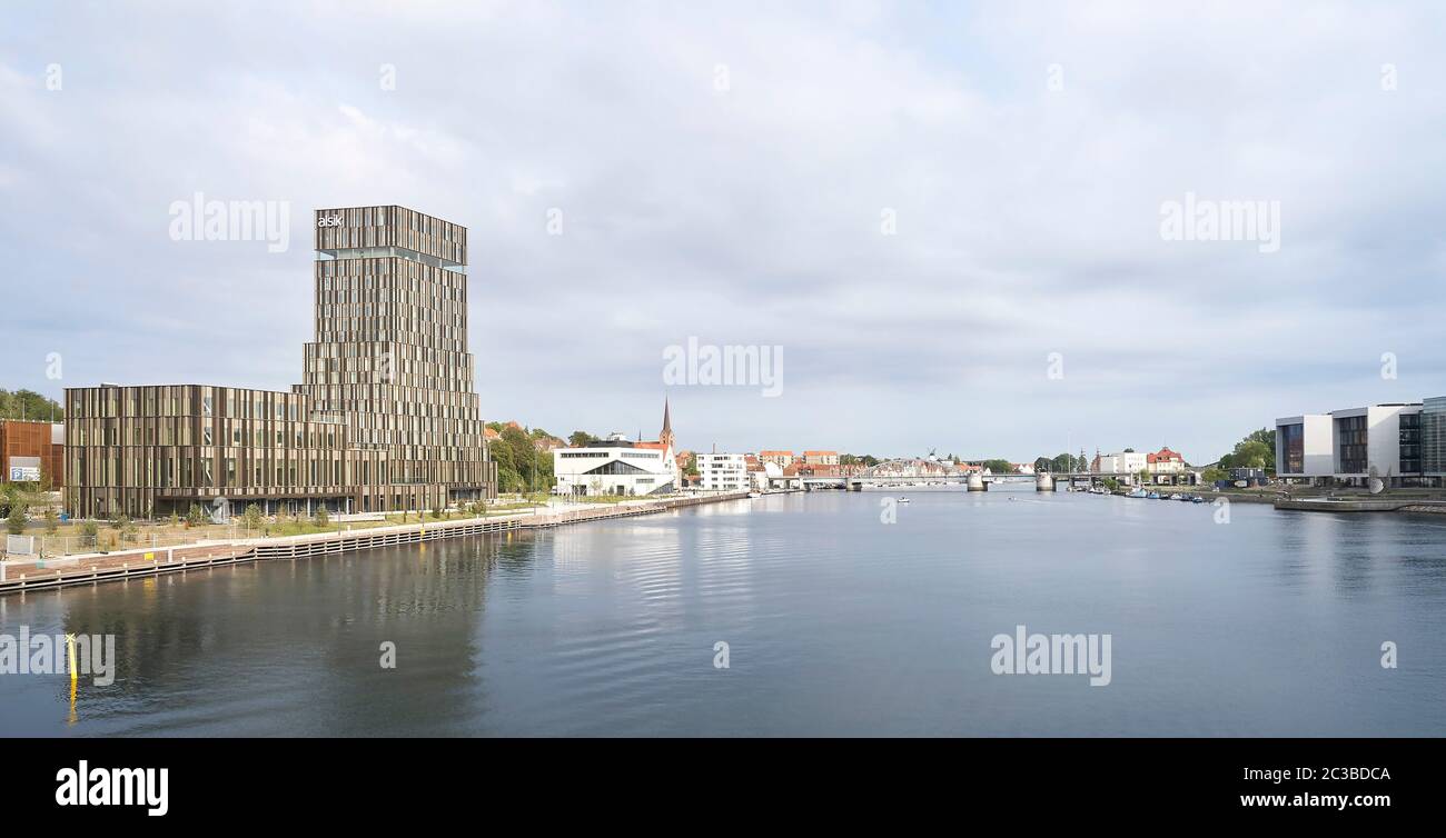 Luftaufnahme von Norden mit Fluss- und Stadtbild. Hotel Alsik, Sønderborg, Dänemark. Architekt: Henning Larsen, 2019. Stockfoto