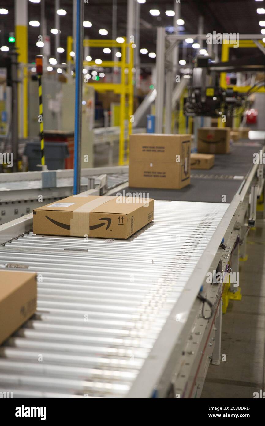 Amazon-Versandzentrum: Schertz Texas USA, Aparil 17 2015: In einem Versandzentrum mit einer Fläche von 1,25 Millionen Quadratmetern. Die Versandeinrichtung umfasst ein proprietäres „Robo-Stow“-Roboterarmsystem und beschäftigt fast 500 Vollzeitmitarbeiter, die das erweiterte Verfolgungssystem verwenden, um Bestellungen zu verpacken und zur Auslieferung auf große Zugmaschinenanhänger aufzugeben. ©Marjorie Kamys Cotera/Daemmrich Photography Stockfoto