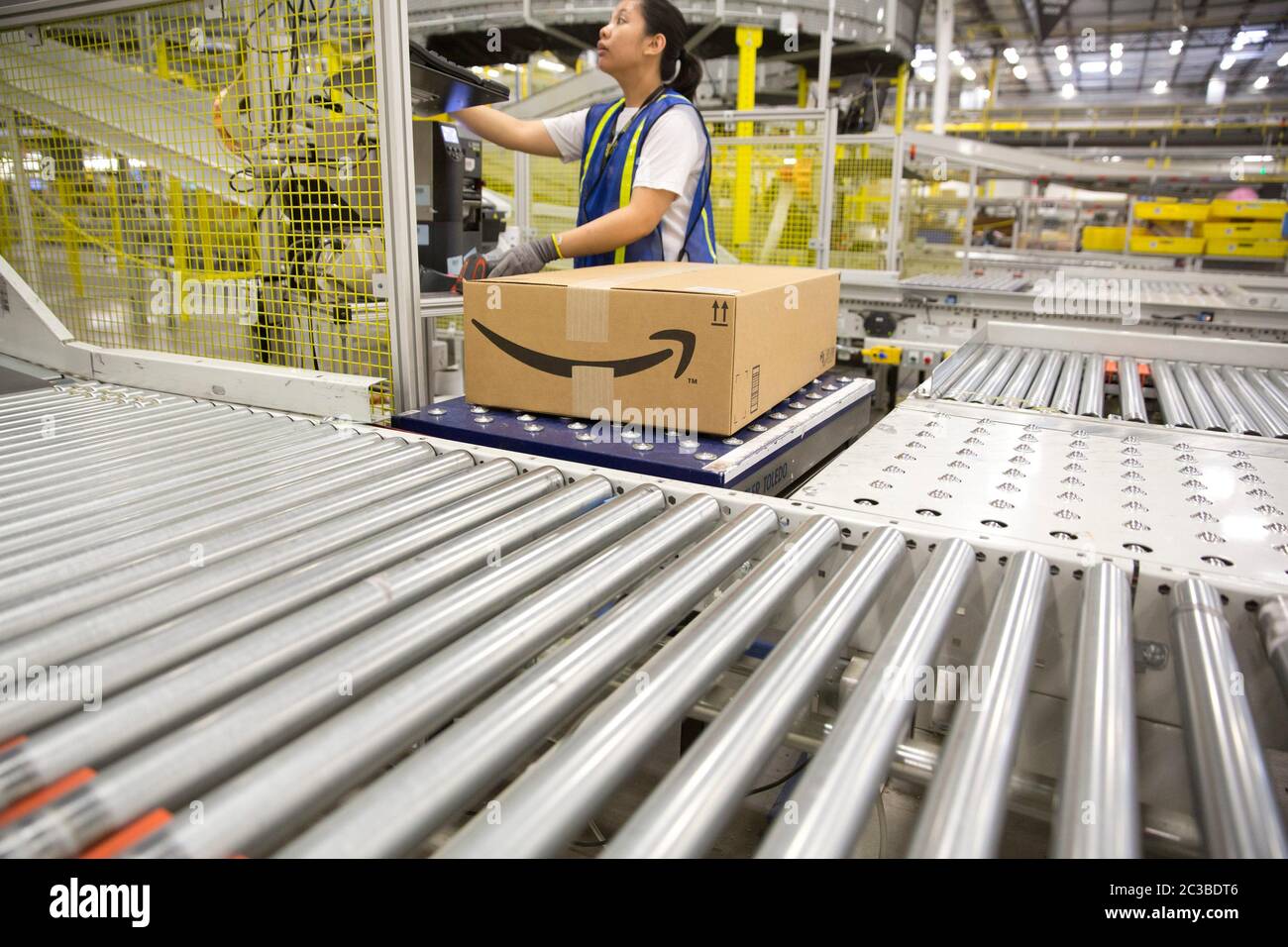 Amazon-Versandzentrum: Schertz Texas USA, Aparil 17 2015: In einem Versandzentrum mit einer Fläche von 1,25 Millionen Quadratmetern. Die Versandeinrichtung umfasst ein proprietäres „Robo-Stow“-Roboterarmsystem und beschäftigt fast 500 Vollzeitmitarbeiter, die das erweiterte Verfolgungssystem verwenden, um Bestellungen zu verpacken und zur Auslieferung auf große Zugmaschinenanhänger aufzugeben. ©Marjorie Kamys Cotera/Daemmrich Photography Stockfoto