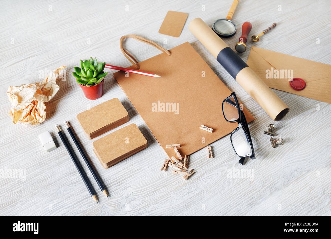 Foto von Vintage Kraftpapier leer Schreibwaren auf Holz Hintergrund gesetzt. Corporate identity Vorlage. Responsive Design mockup. Stockfoto