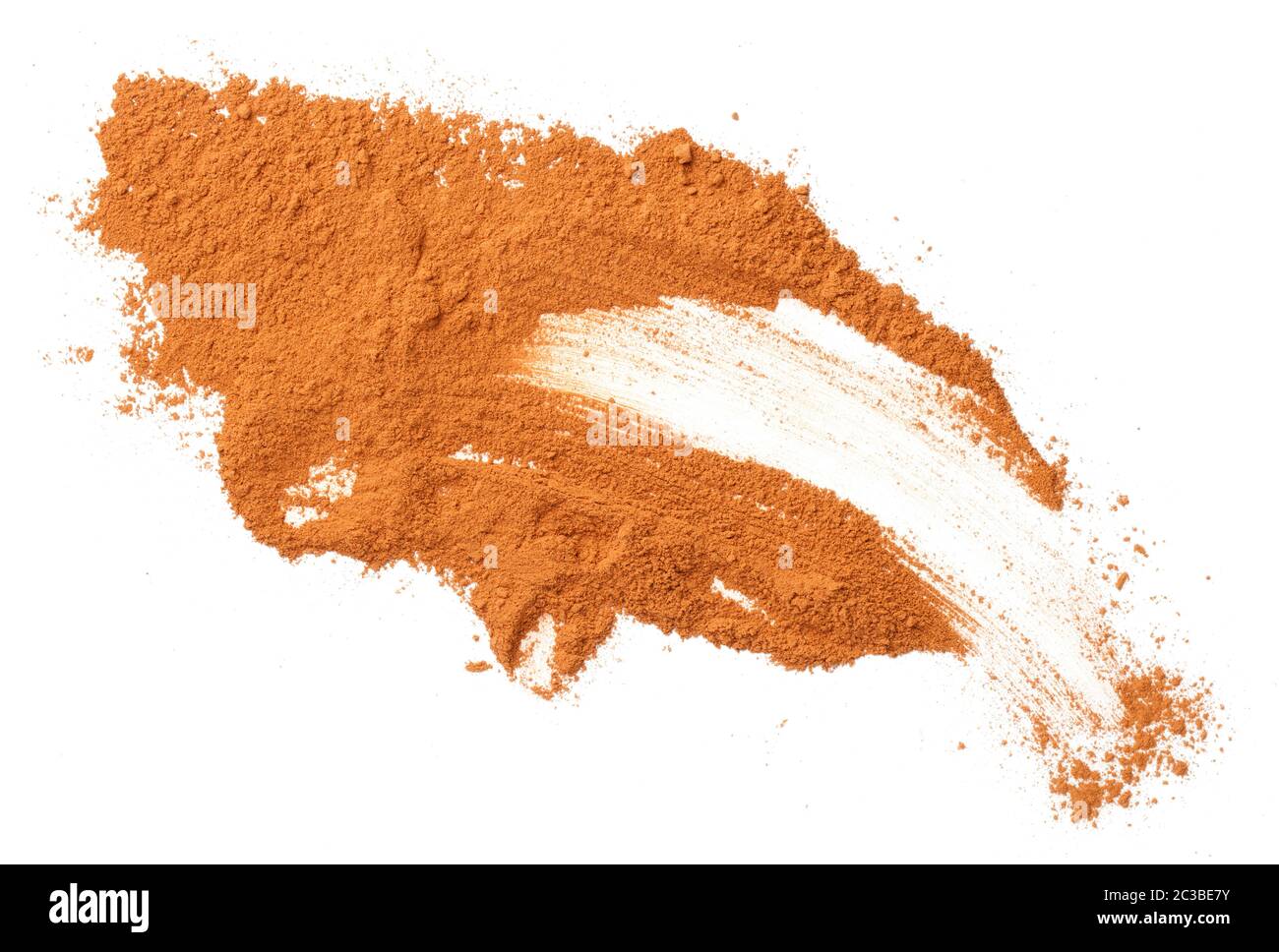 Zimtpulver isoliert auf weißem Grund. Enthält Lichtschatten. Flaches Lay. Draufsicht Stockfoto