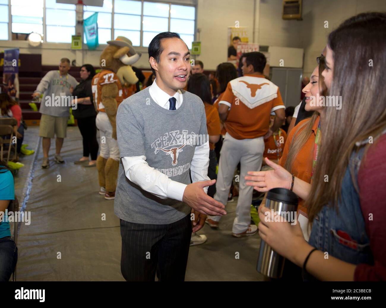 Schüler unterzeichnen Verpflichtung zur Teilnahme am College - 1. Mai 2015 Austin, Texas USA: Ehemaliger Bürgermeister von San Antonio und derzeitiger US-Minister für Wohnungsbau und Stadtentwicklung begrüßt Julian Castro Schüler der Huston-Tillotson University während des ersten Generation TX Signing Day. Generation TX ist eine landesweite Bewegung zur Schaffung einer College-Kultur in Texas, insbesondere unter Studenten, die an texanischen Universitäten und Hochschulen unterrepräsentiert sind. ©Marjorie Kamys Cotera/Daemmrich Photography Stockfoto