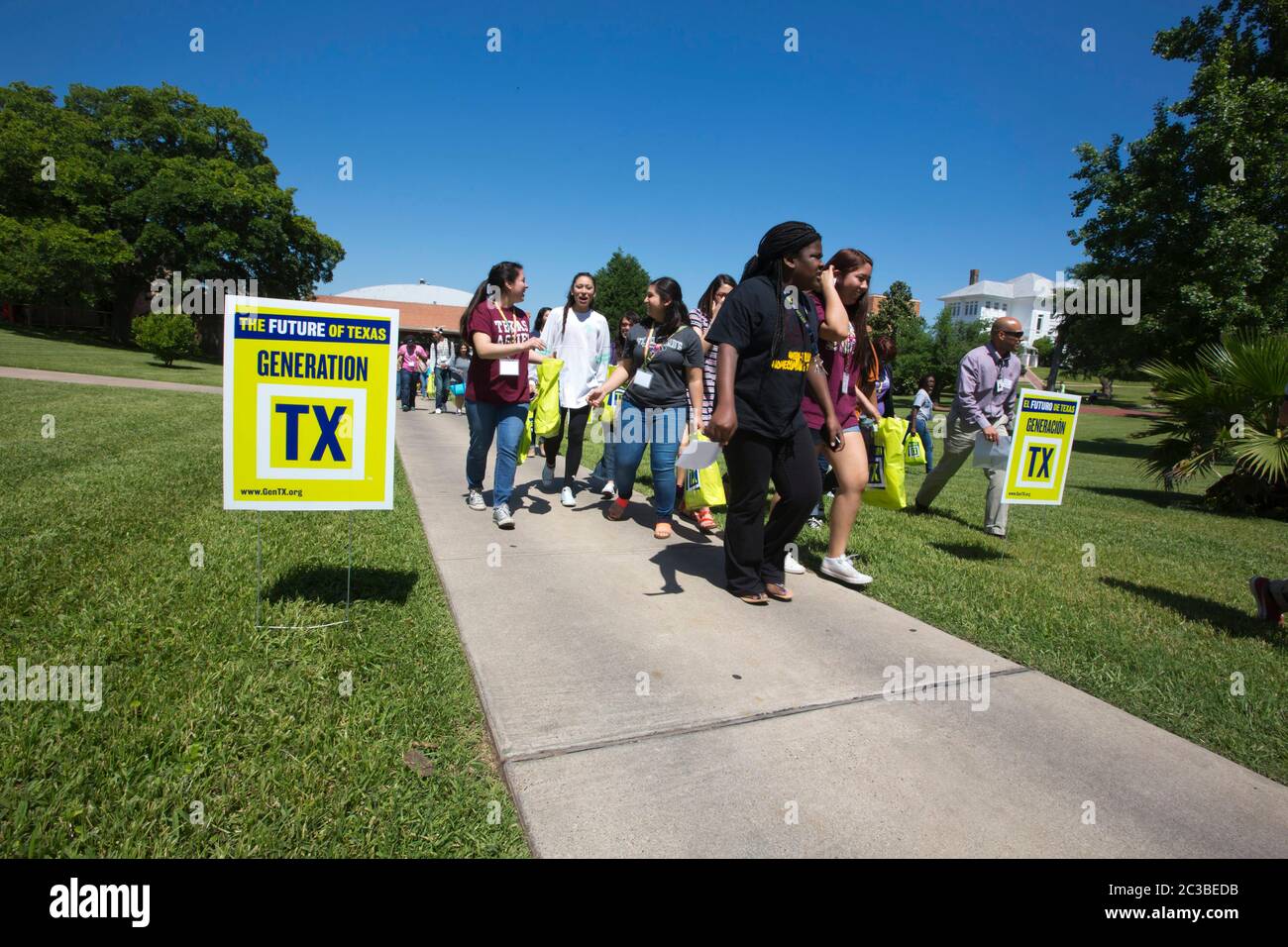 Schüler unterzeichnen die Zusage zur Teilnahme am College - 1. Mai 2015 Austin, Texas, USA: Senioren aus der Region Austin nehmen am ersten Generation TX Signing Day auf dem Campus der Huston-Tillotson University Teil, einer kleinen, historisch schwarzen Schule. Generation TX möchte eine Kultur des Hochschulbesuchs schaffen, insbesondere unter Studenten, die an Texas Colleges und Universitäten unterrepräsentiert sind. ©Marjorie Kamys Cotera/Daemmrich Photography Stockfoto