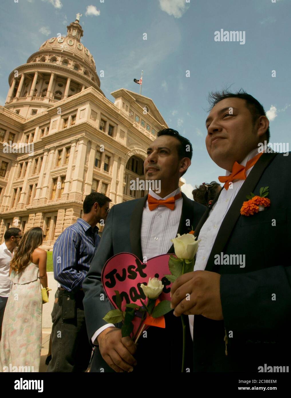 Austin Texas USA, 4. Juli 2015: Eine Woche nach den USA Entscheidung des Obersten Gerichtshofs zur Legalisierung der gleichgeschlechtlichen Ehe in den USA wurden Dutzende von Paaren während einer schwulen Hochzeitszeremonie auf dem Rasen des Texas Capitol-Gebäudes verheiratet. ©Marjorie Kamys Cotera/Daemmrich Photography Stockfoto