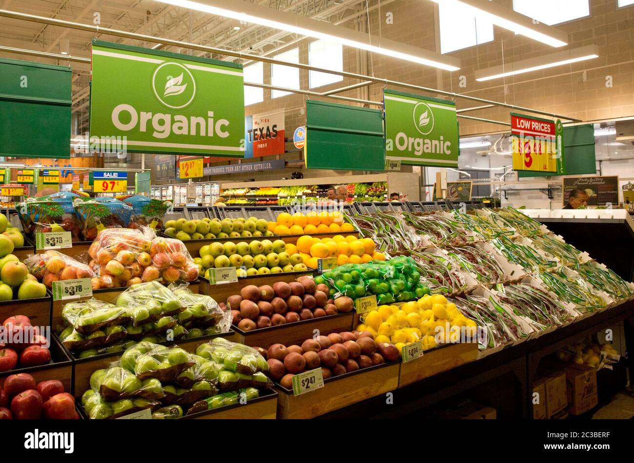 Austin Texas USA, 28. Oktober 2015: Große Auswahl an Bio-Obst und -Gemüse im Lebensmittelgeschäft. ©Marjorie Kamys Cotera/Daemmrich Photography Stockfoto