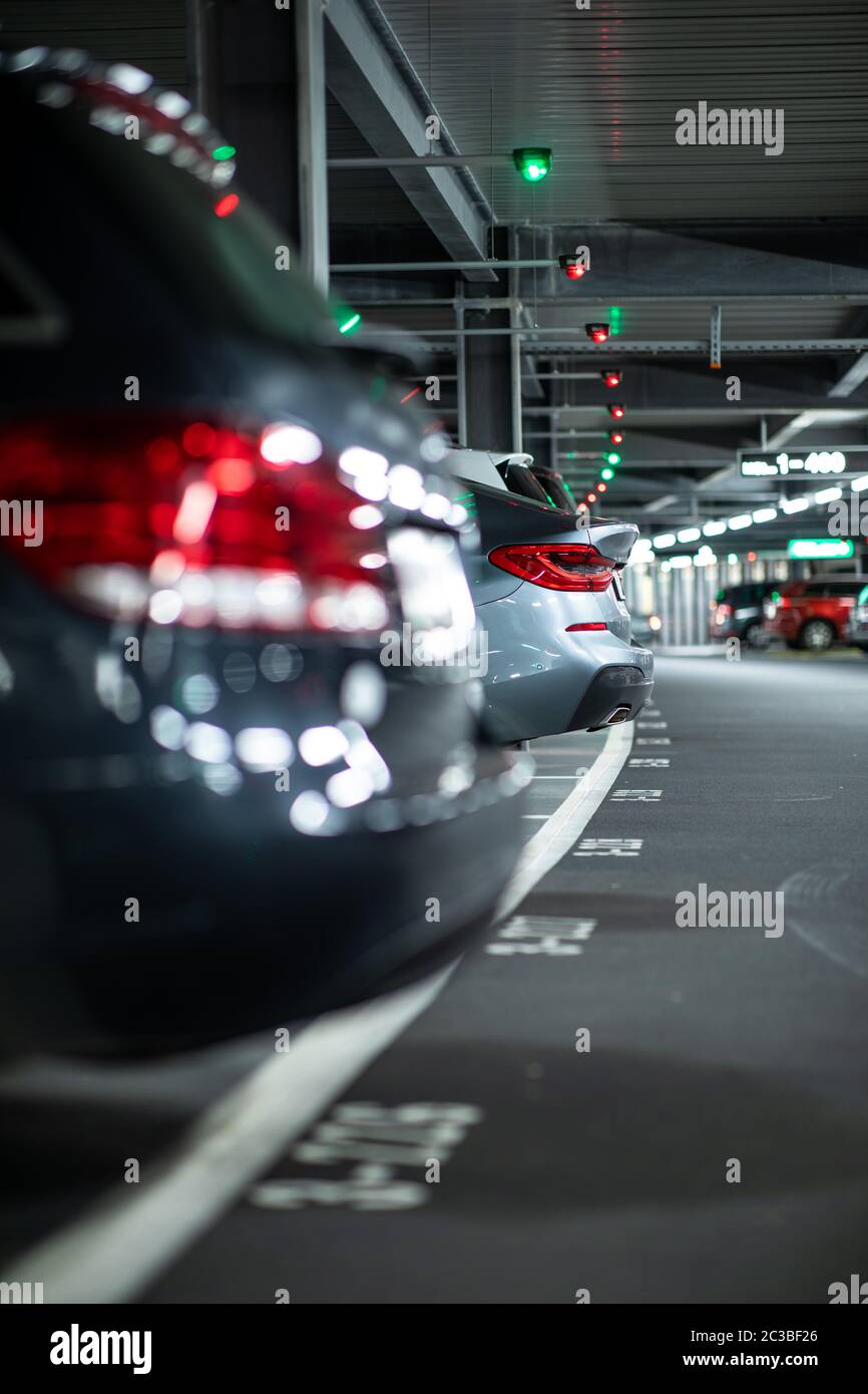 Tiefgarage oder modernen Parkplatz mit vielen Fahrzeugen Stockfoto