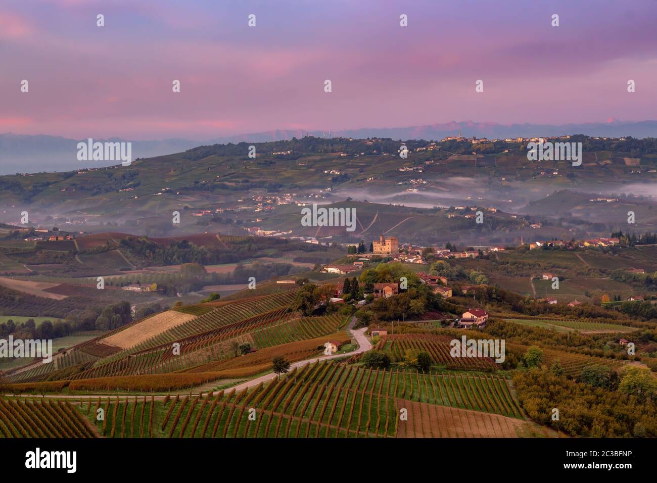 Grinzane Cavour Sonnenaufgang und seine historische mittelalterliche Burg. Sonnenuntergang in der Region Langhe, Alba.Piemonte (Piemont), Italien (Italia) Stockfoto