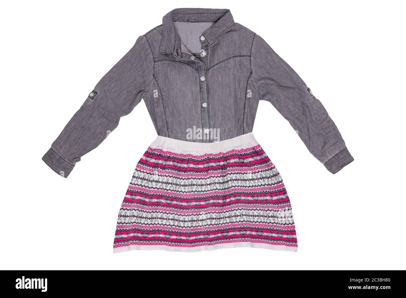 Kleidung für Kinder. Collage einer schönen grauen, sportlichen Bluse für Mädchen mit einem farbenfrohen, kurzen pinkfarbenen Rock, der auf weißem Hintergrund isoliert ist. Kinder spr Stockfoto