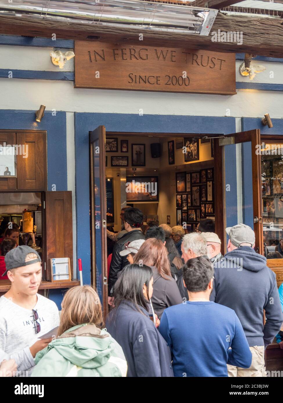 Eine Schlange vor dem Fergburger Burger Restaurant in Queenstown, Neuseeland Stockfoto