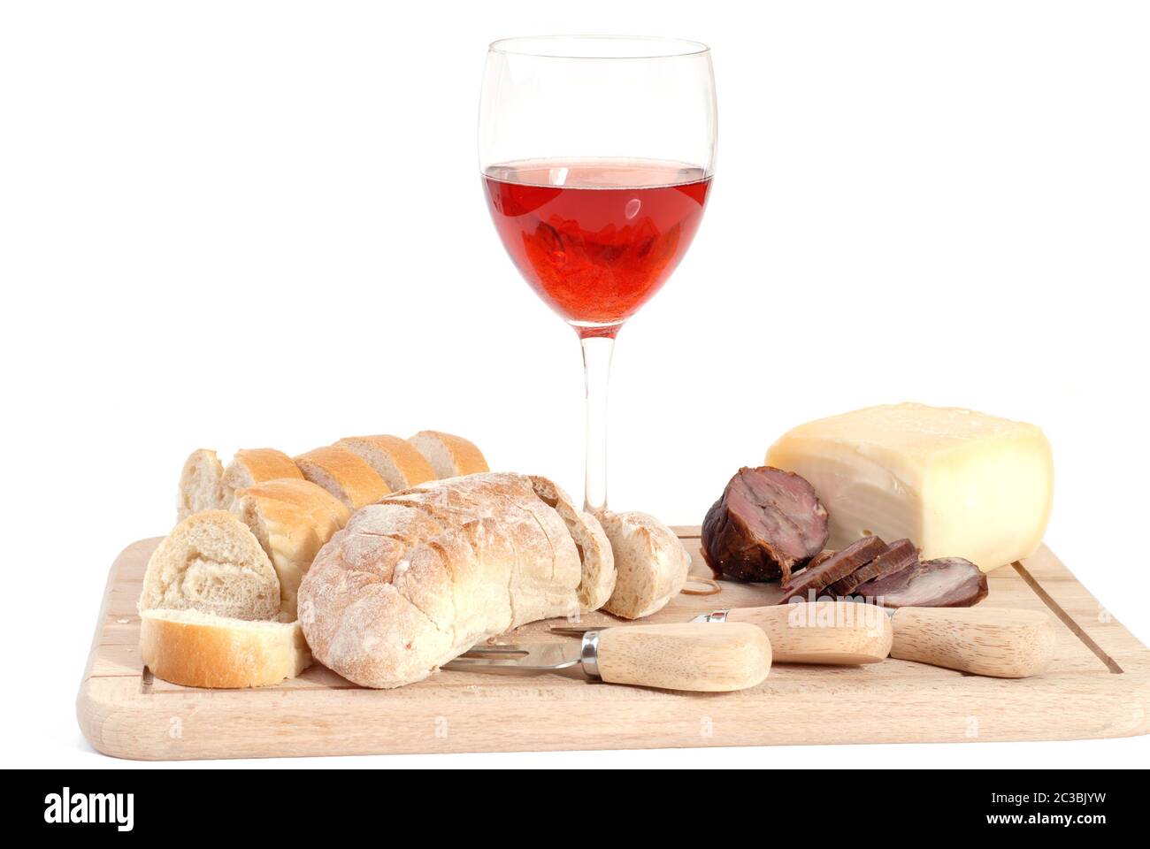 Eine Reihe von Speisen mit Rotwein isoliert auf weiß Stockfoto