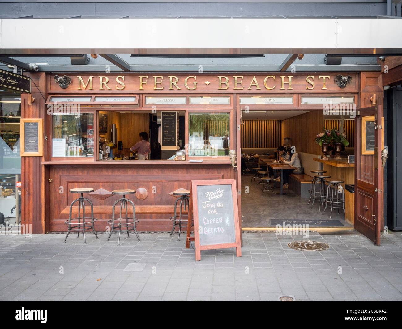 Das Mrs Ferg Café und Café sind Teil des Fergburger Restaurants in Queenstown, Neuseeland Stockfoto