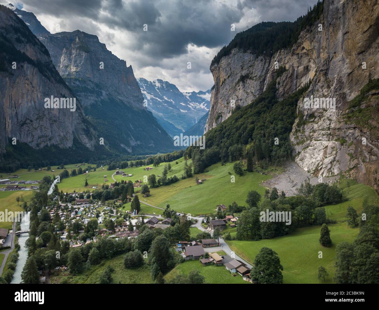 Hübschen, weiblichen Kletterer am Klettersteig - Klettern auf einem Felsen in den Schweizer Alpen Stockfoto