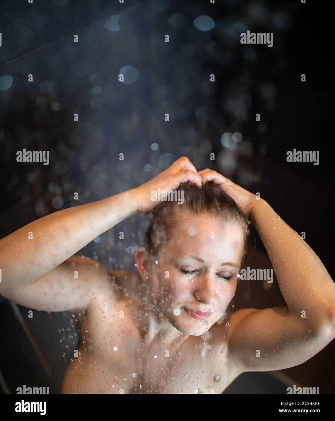Mädchen unter der dusche -Fotos und -Bildmaterial in hoher Auflösung – Alamy