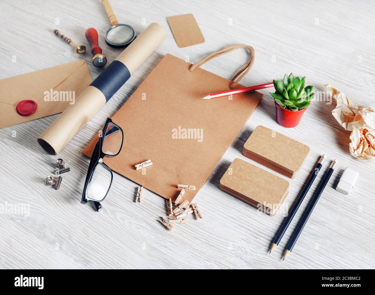Leere vintage branding Vorlage auf hellen Hintergrund. Foto von Leere und Schreibwaren. Mock-up für Ihr Design. Responsive Design vorlage. Stockfoto