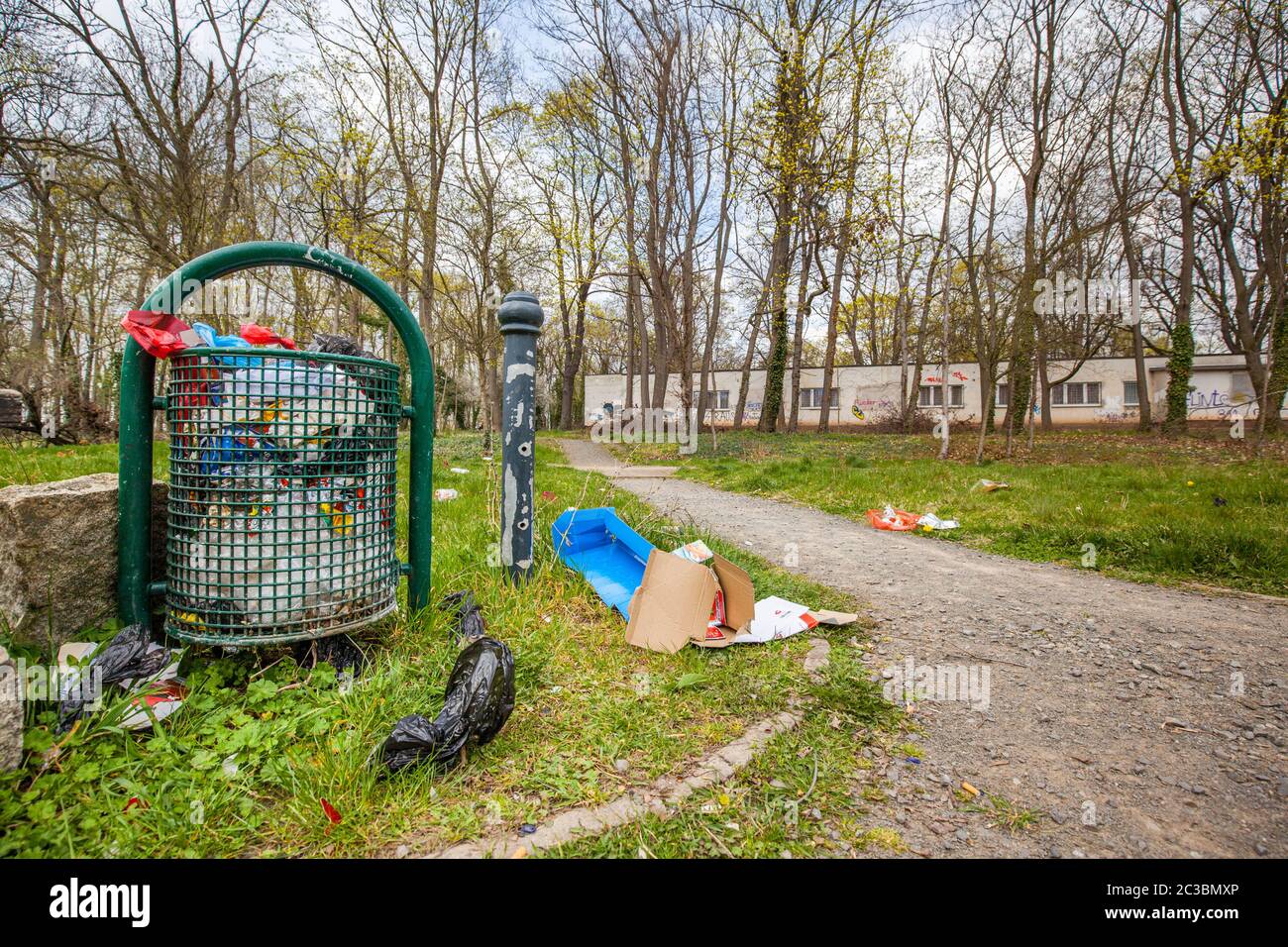 Überlaufendes Abfallpapier Korb Park Stockfoto