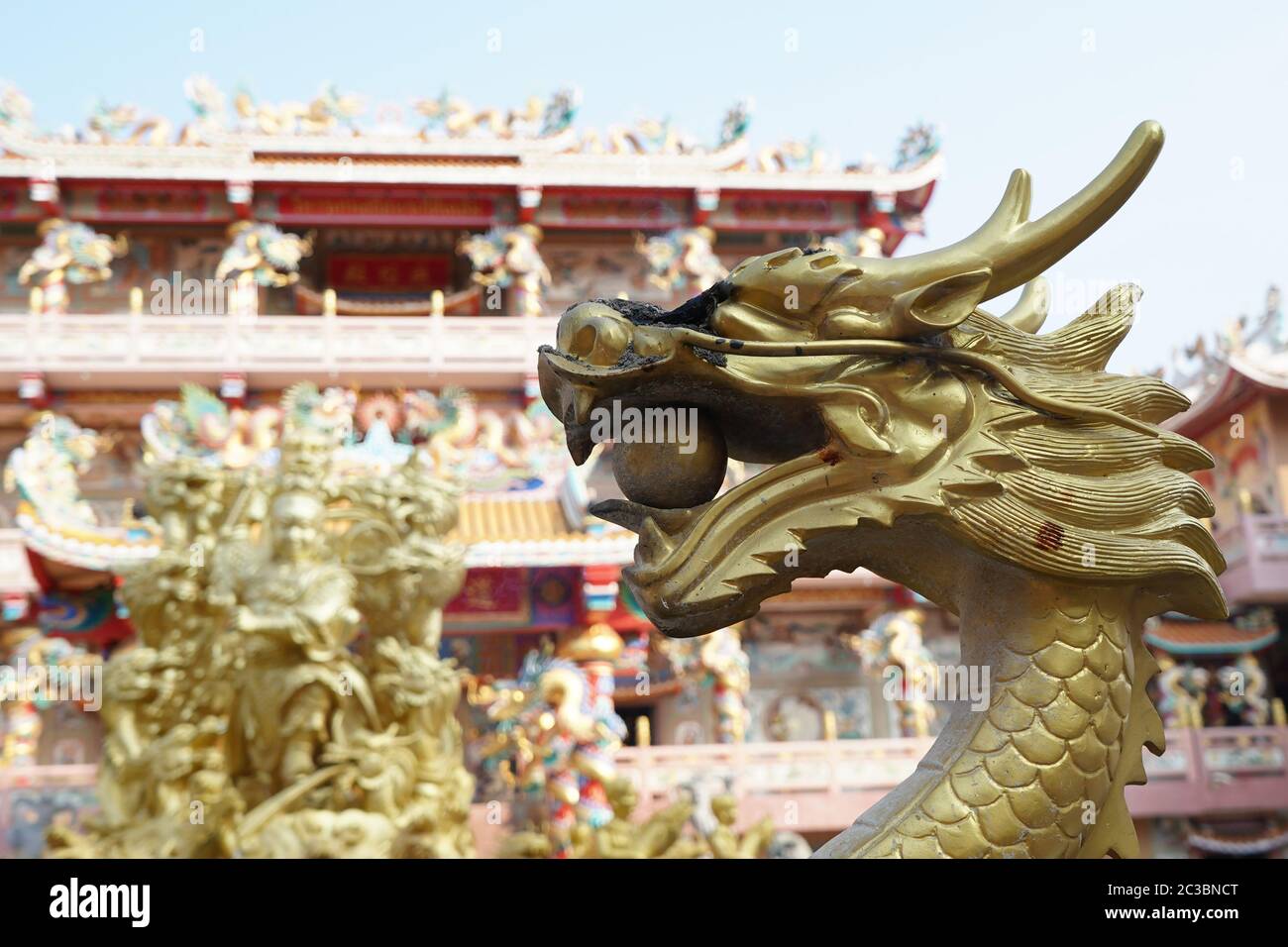 Chinese dragon ball in mouth Fotos und Bildmaterial in hoher Auflösung Alamy