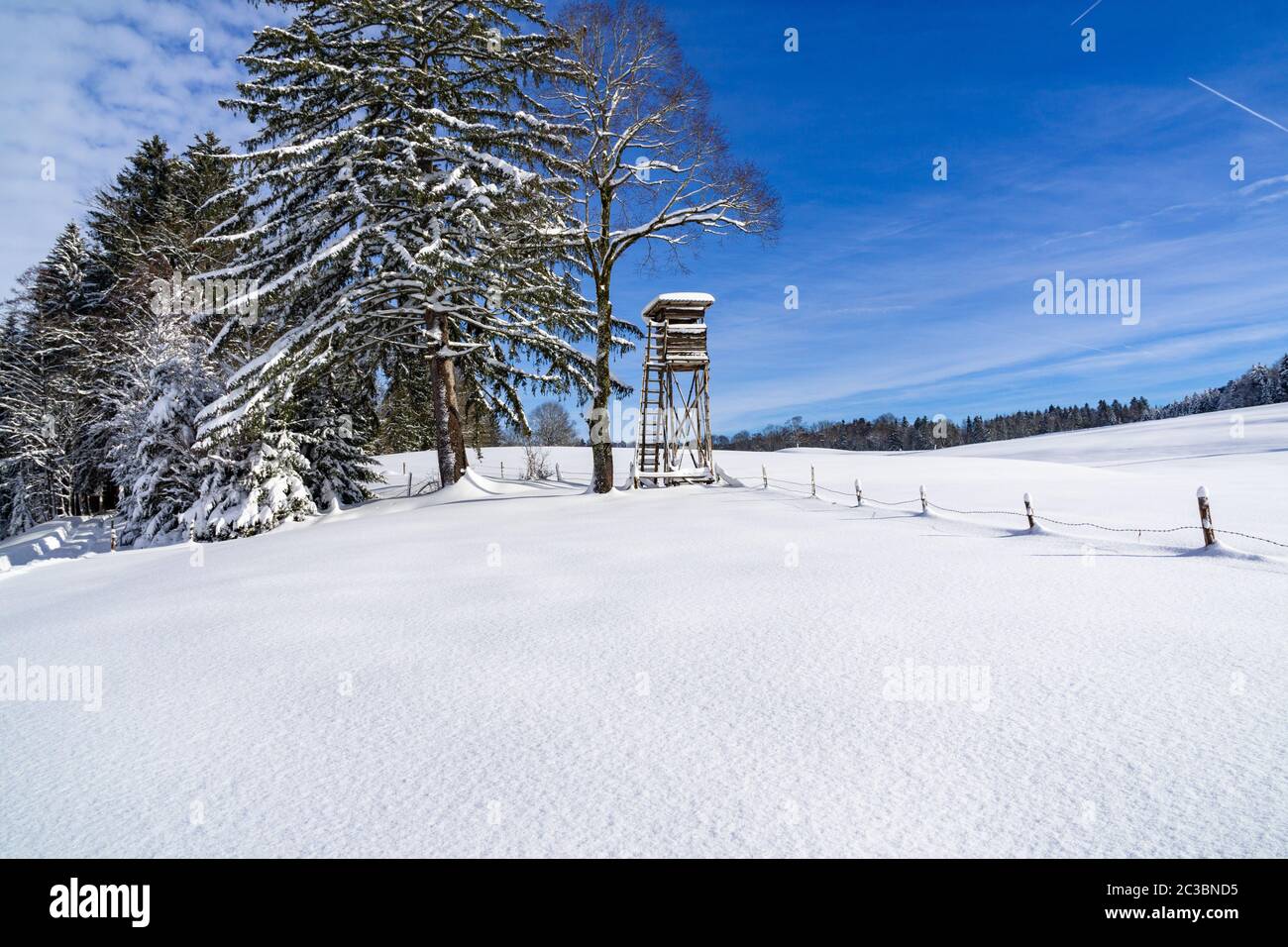 Der Sitz des Jägers in der verschneiten Landschaft Stockfoto