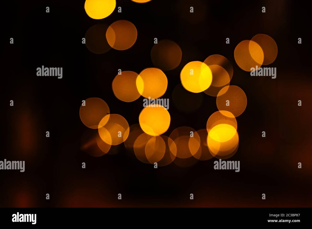 Mehrere große goldene Bokeh-Kugeln auf unscharfem Hintergrund Stockfoto