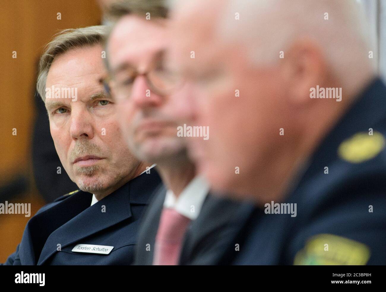 19. Juni 2020, Sachsen, Dresden: Torsten Schultze, Präsident der Polizeipräsidenten Leipzig (l), Roland Wöller (CDU), Innenminister Sachsen (M), Und Horst Kretzschmar, Präsident der Staatspolizei, sitzt auf dem Podium bei einer Pressekonferenz zum illegalen Verkauf von beschlagnahmten Fahrrädern im Leipziger Polizeipräsidium des Innenministeriums. Die Leipziger Polizeidirektion soll einen billigen Verkauf von beschlagnahmten, hochwertigen Fahrrädern an Beamte und deren Angehörige organisiert haben. Es wird gesagt, um etwa 1000 Fahrräder zu sein. Foto: Robert Michael/dpa-Zentralbild/dpa Stockfoto