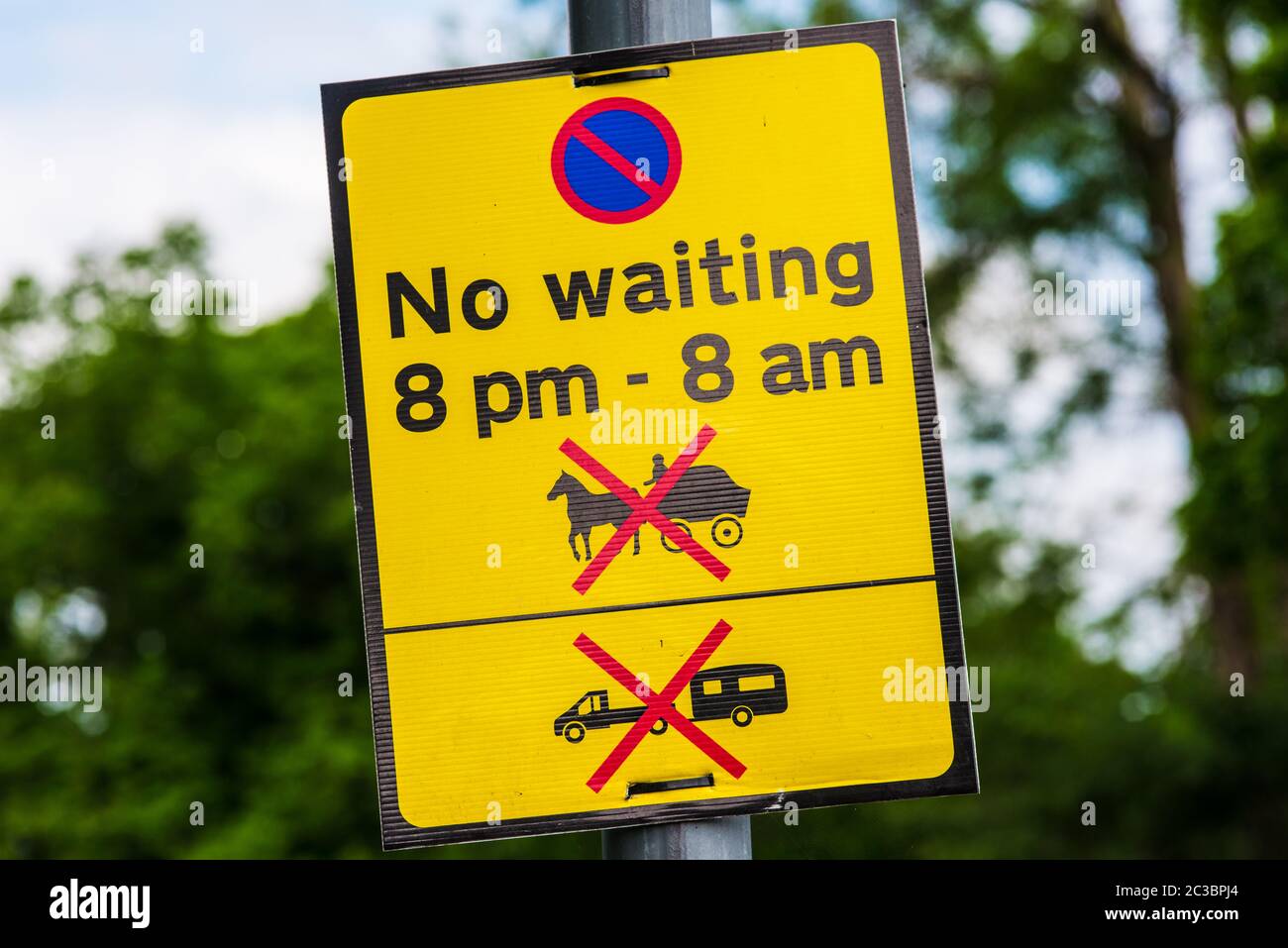 Verkehrsschild UK kein Anhalten, kein Warten, Schild auf Metallstange Stockfoto