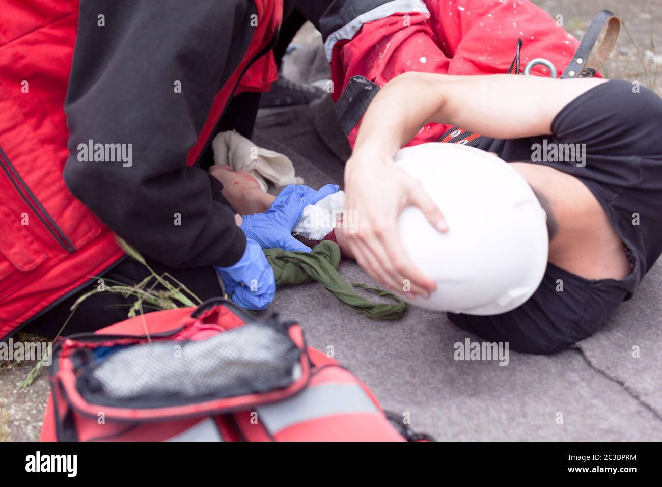 Erste Hilfe nach Unfall am Arbeitsplatz Stockfoto