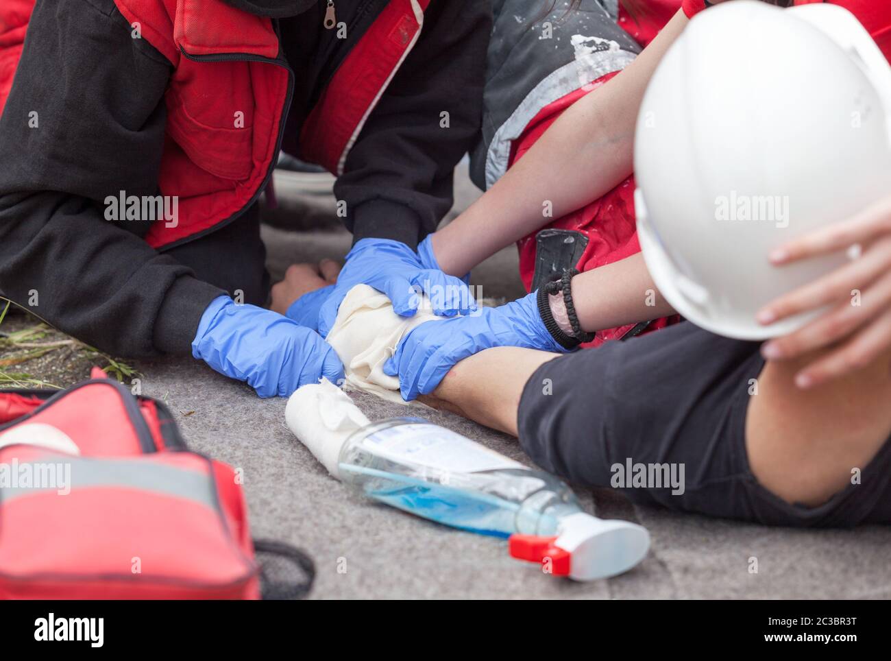 Erste Hilfe nach Unfall am Arbeitsplatz Stockfoto