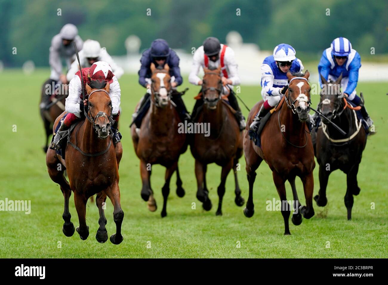 Frankie Dettori mit Fanny Logan (links, kastanienbraun/weiß) gewinnt die Hardwicke Stakes am vierten Tag von Royal Ascot auf der Ascot Racecourse. Stockfoto