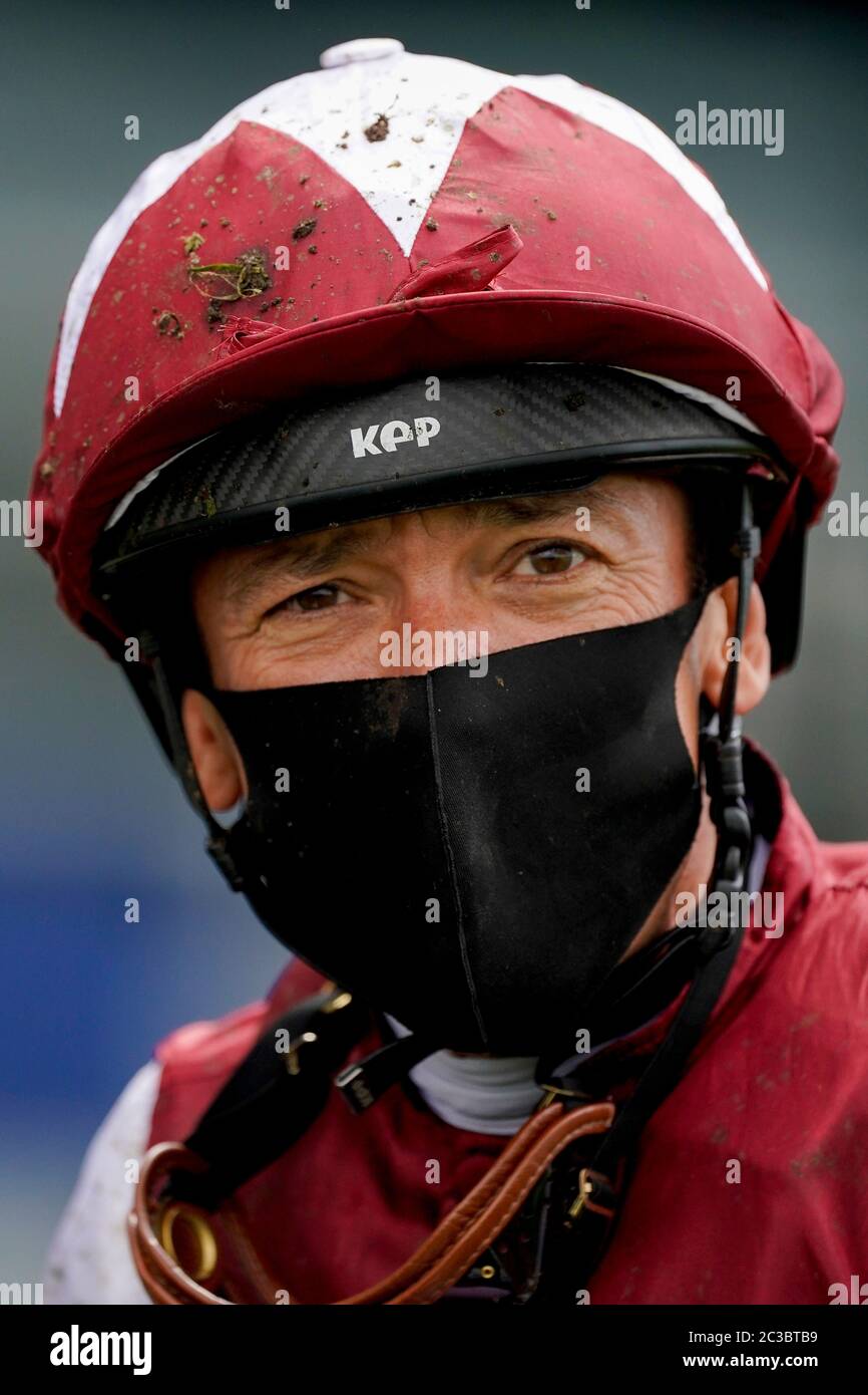 Frankie Dettori, nachdem er Fanny Logan auf der Rennstrecke von Ascot gefahren war, um die Hardwicke-Einsätze am vierten Tag zu gewinnen. Stockfoto