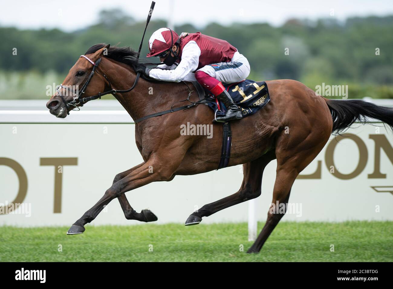 Frankie Dettori reitet Fanny Logan, um die Hardwicke Stakes am vierten Tag von Royal Ascot auf der Ascot Racecourse zu gewinnen. Stockfoto