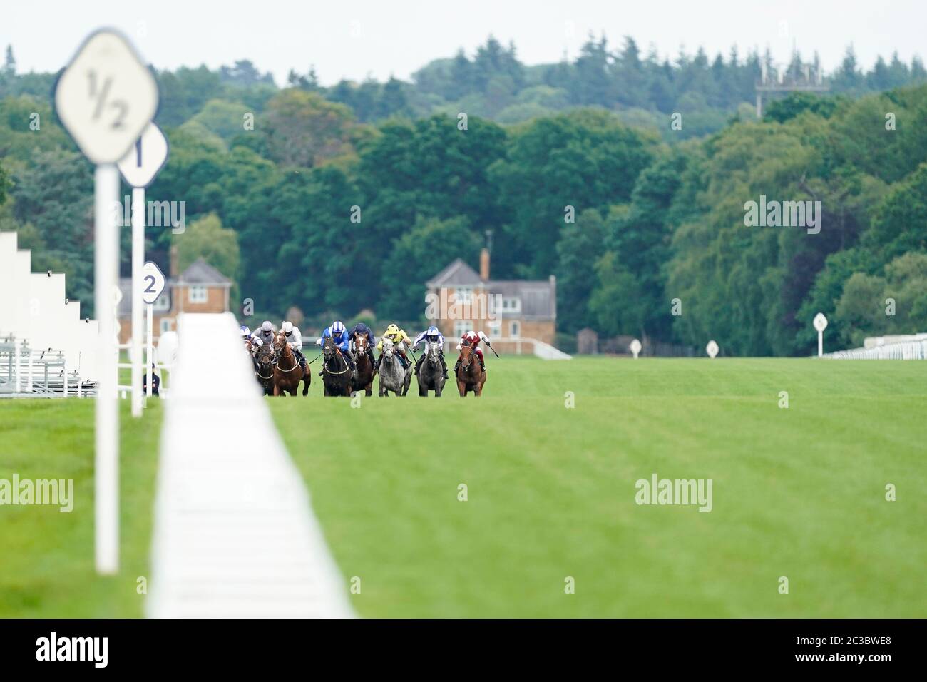 Frankie Dettori reitet Fanny Logan (rechts) und gewinnt die Hardwicke-Einsätze am vierten Tag von Royal Ascot auf der Rennbahn Ascot. Stockfoto