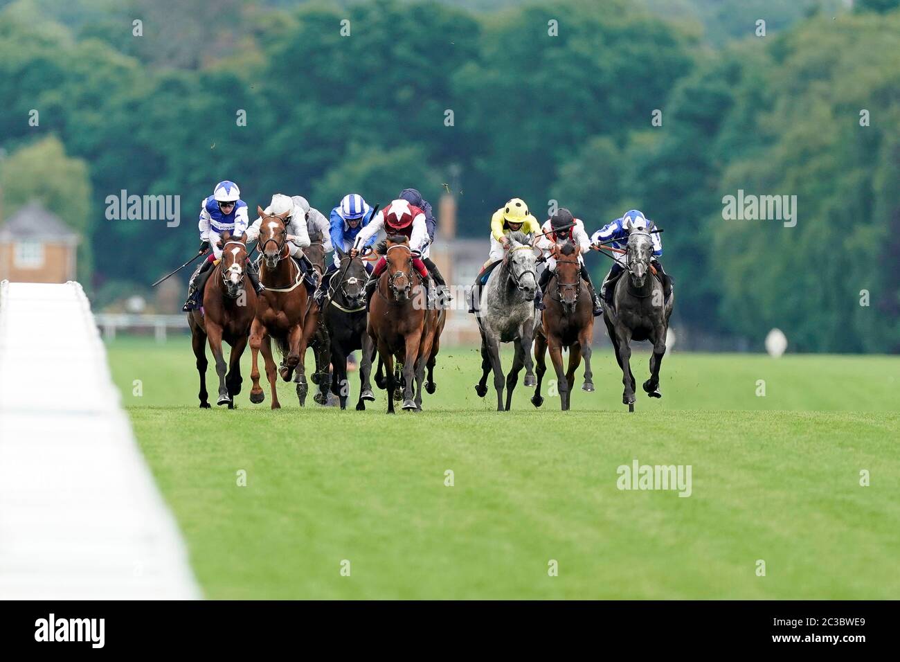 Frankie Dettori reitet Fanny Logan (Mitte), um die Hardwicke-Einsätze am vierten Tag von Royal Ascot auf der Rennbahn Ascot zu gewinnen. Stockfoto