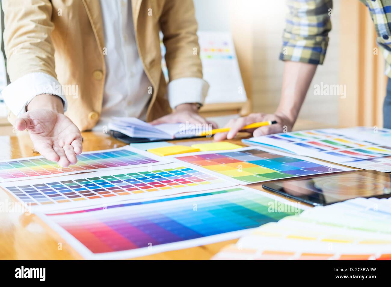 Professionelle Kreative Architekten Grafik desiner Besetzung die Wahl der Farbe Pantone-palette Proben für Projekt auf Office Desktop Computer Stockfoto