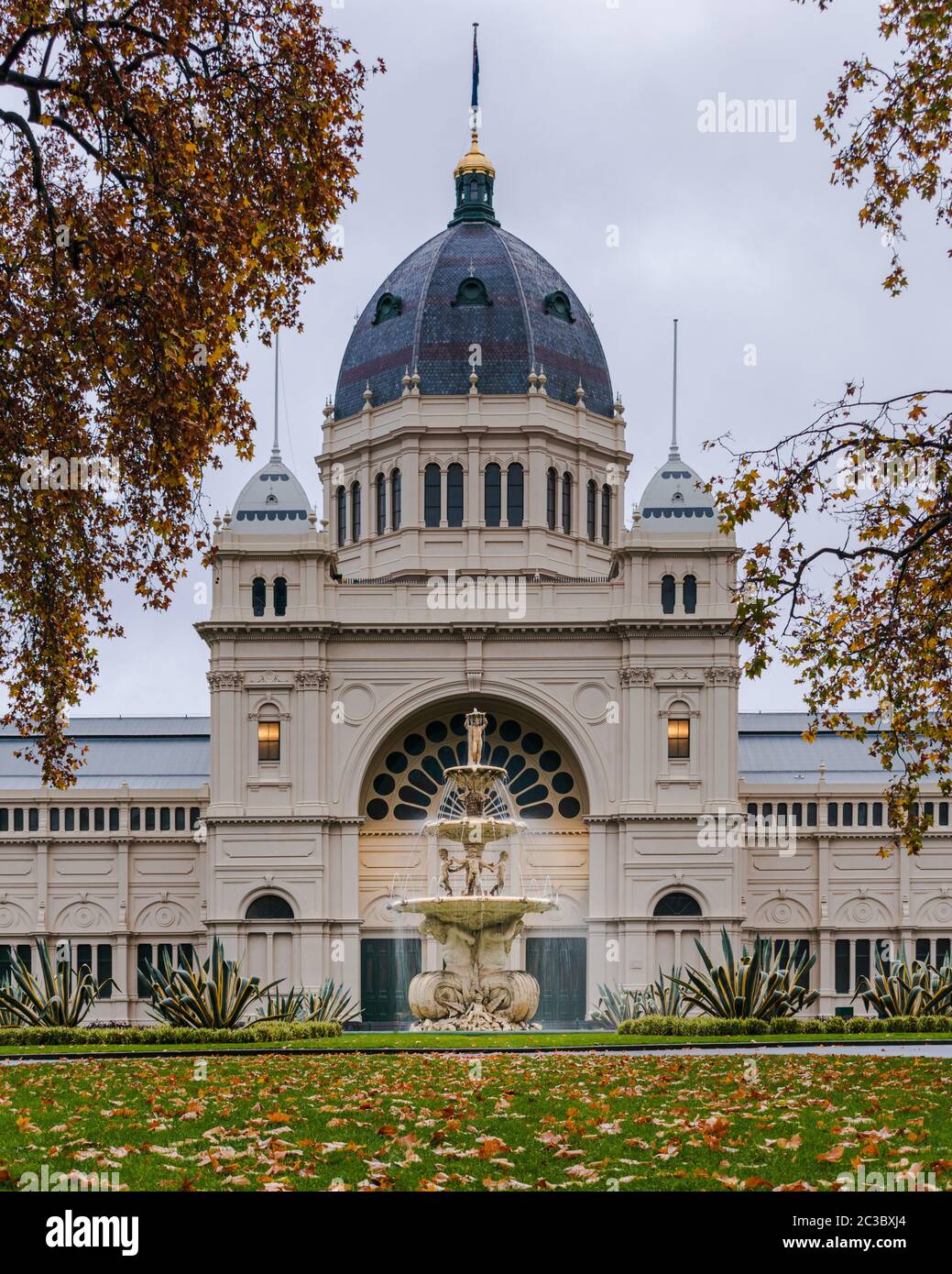 MELBOURNE, AUSTRALIEN - 23. Mai 2020: Das Royal Exhibition Building in Carlton Gardens im Herbst. Stockfoto