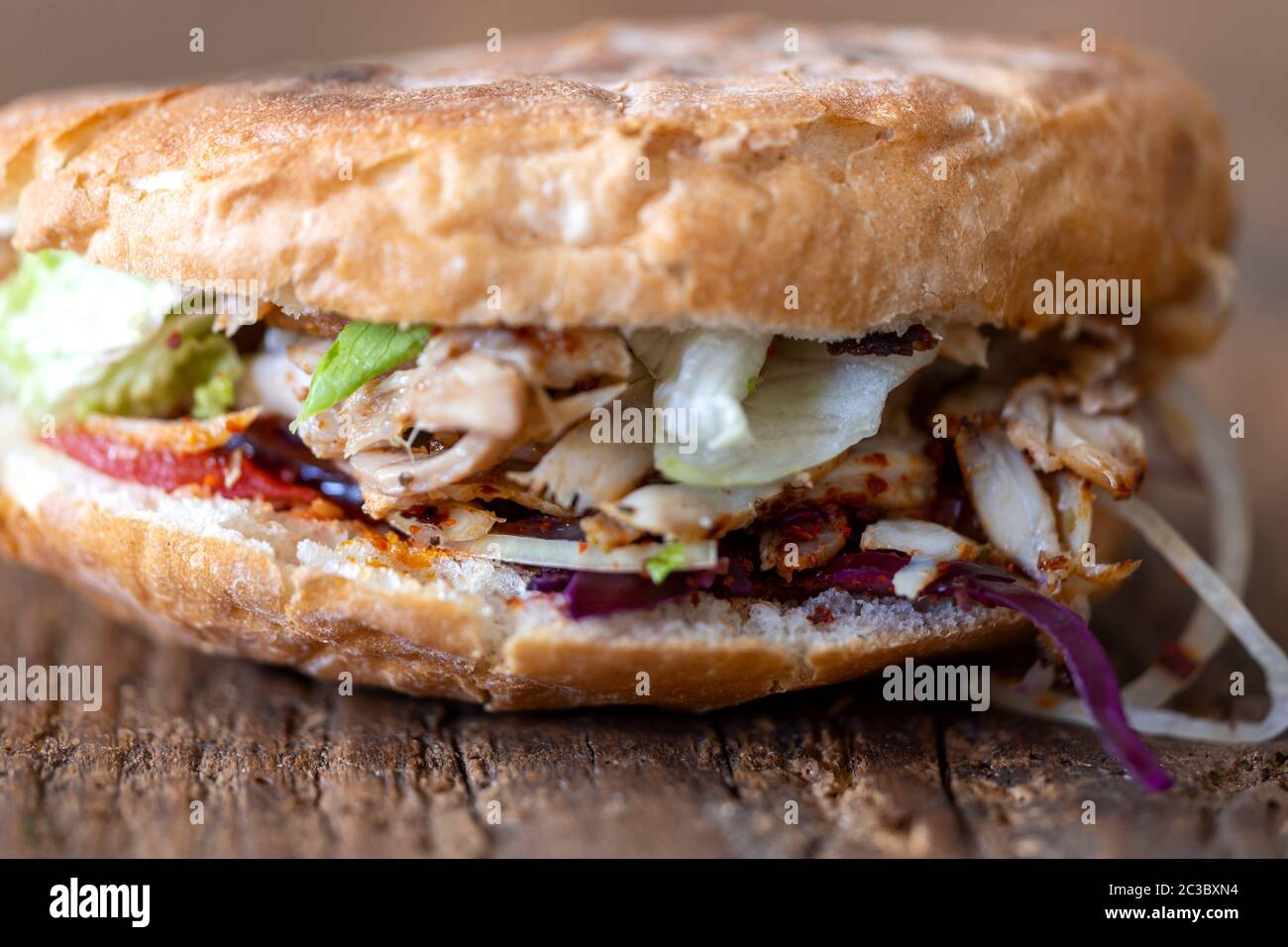 Nahaufnahme von doener Kebap auf Holz Stockfoto