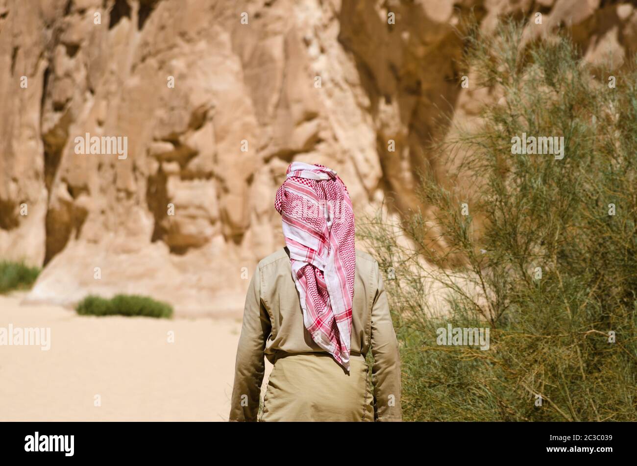 beduinen in weiß geht in der Schlucht in der Wüste zwischen den Felsen in Ägypten Dahab Süd Sinai Stockfoto