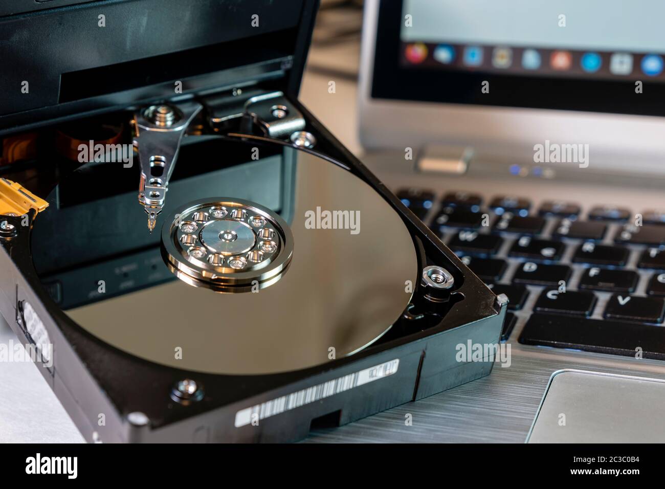 Technisches Labor für Festplatte und Daten speichern. Rotierende Festplatten der Festplatte mit Reflexionen. Stockfoto