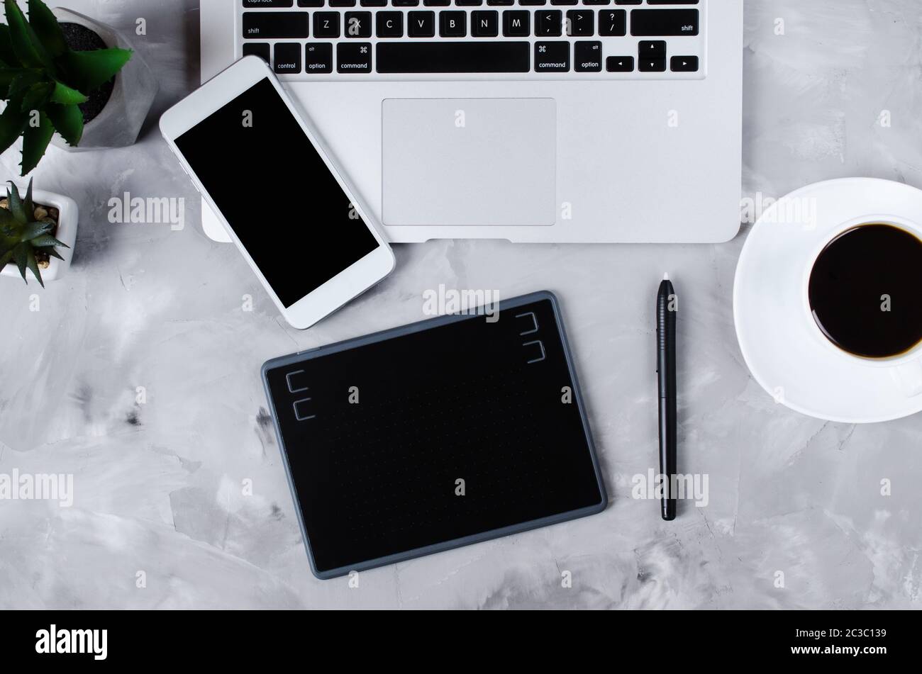 Flach Fotografie kreativer Schreibtisch. Ansicht der Grafik Tablett, Grafik pen, Smartphone, Laptop und eine Tasse schwarzen Kaffee. Arbeitsplatz mit Schreibtisch von c Stockfoto