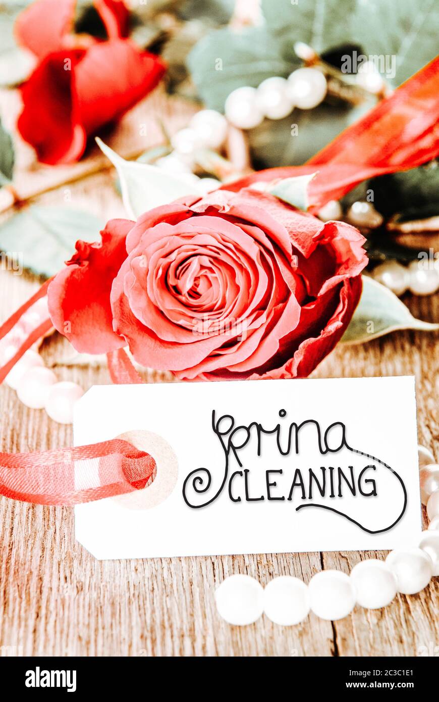 Ein Etikett mit englischen Kalligraphie Frühjahrsputz. Rose Blume, Pearl auf hölzernen Hintergrund Stockfoto