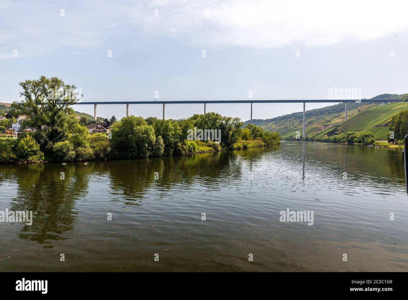 Das Tal der Mosel und die hohe Brücke über der Mosel in der Nähe des Weinortes Zeltingen-Rachtig Stockfoto