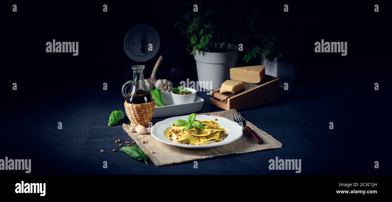 Vegetariano italiano! Tortelli mit gerösteten Pinienkernen und Pesto Basilico Stockfoto