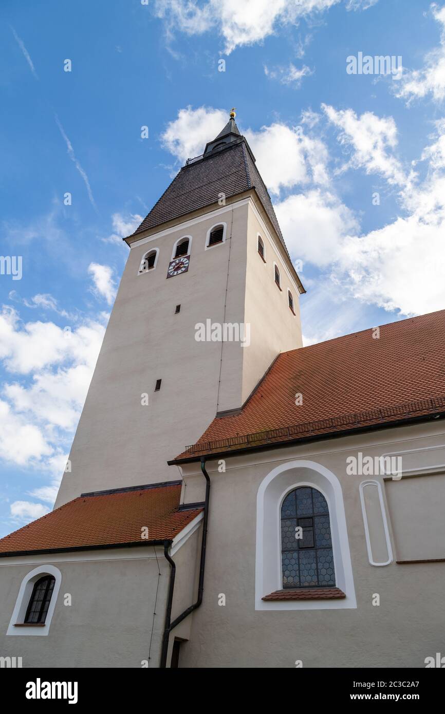 Pfarrkirche St. Lorenz in Berching, Bayern im Herbst an einem sonnigen Tag Stockfoto