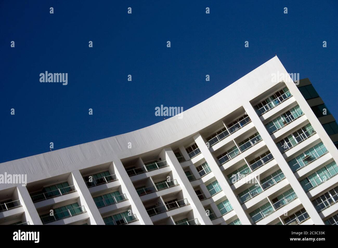 Architektonisches Abstrakt des weißen Gebäudes in Acapulco, Mexiko, Nordamerika Stockfoto