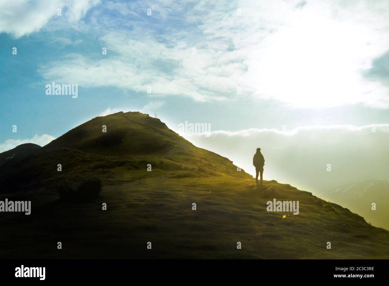Eine Person, die auf einem Berg (Catbells) steht und in die Ferne blickt, Catbells, Lake District, England, Großbritannien Stockfoto