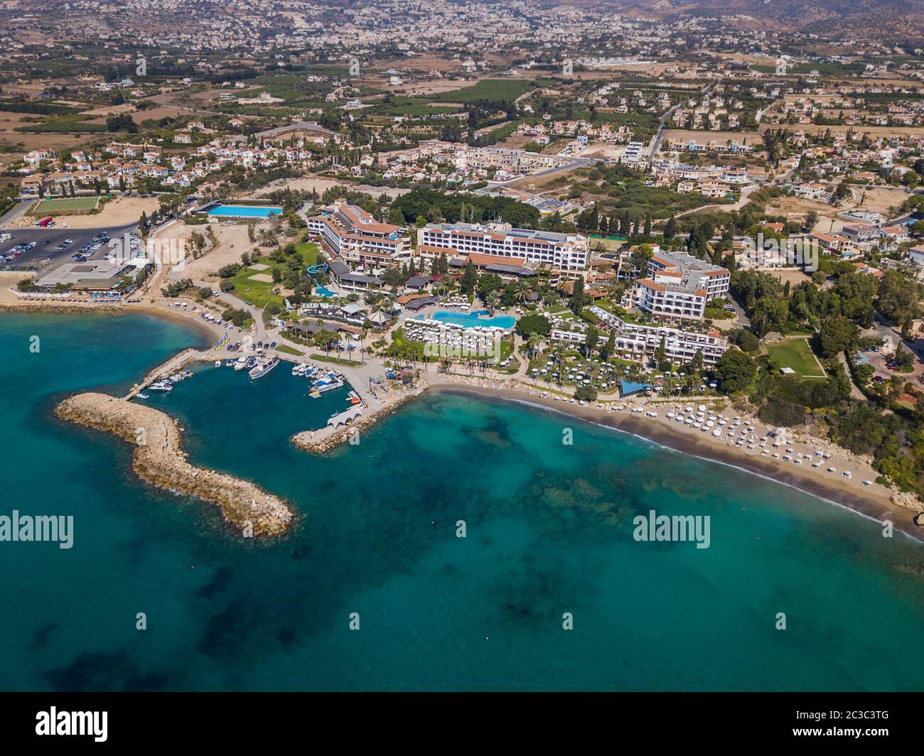 Korallenstrand in Paphos Zypern - Luftaufnahme Stockfoto