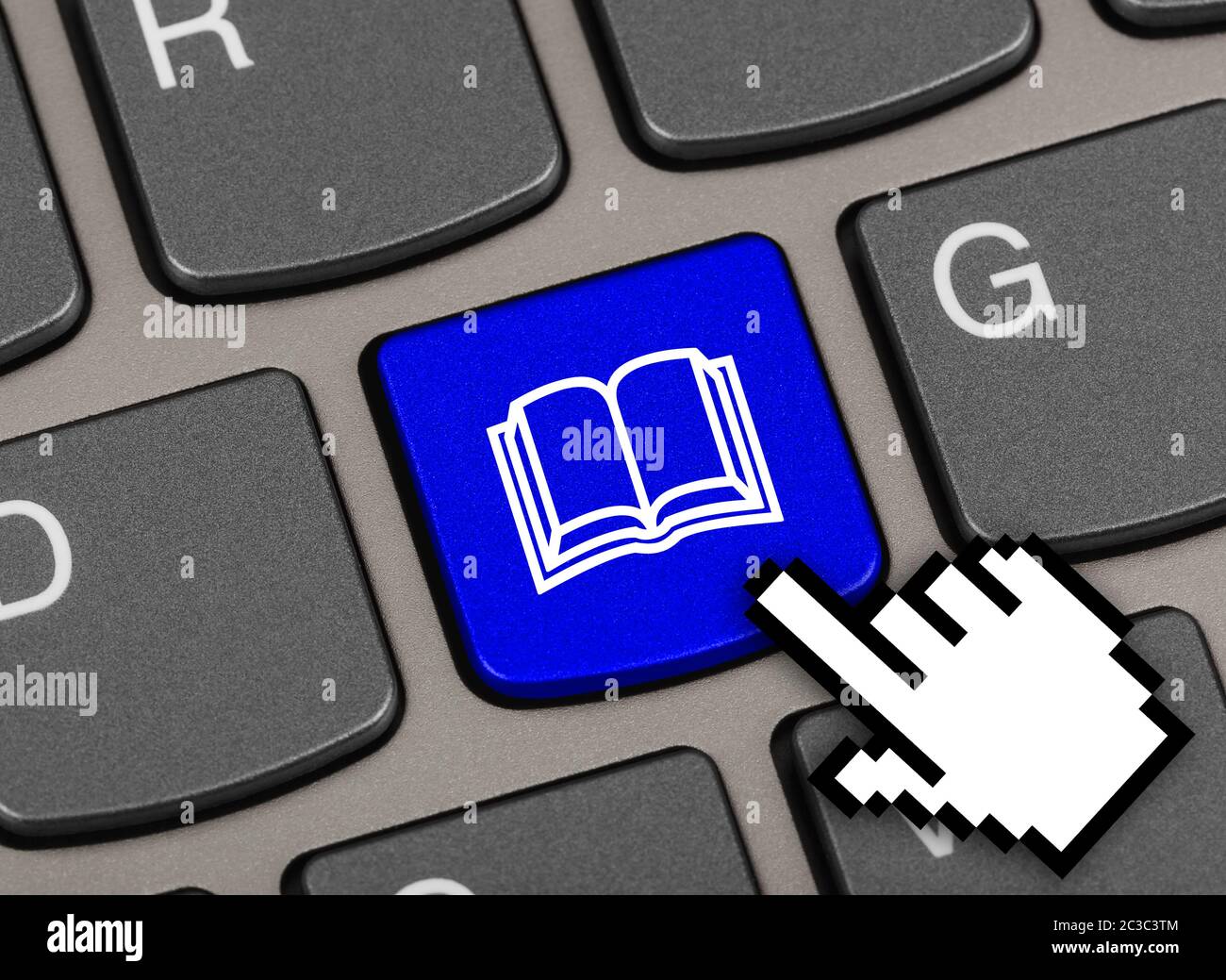 Computer-Tastatur mit Buch-Schlüssel Stockfoto